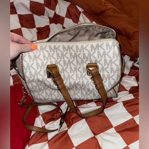 Beautiful spacious Michael kors bag - Picture 1 of 5